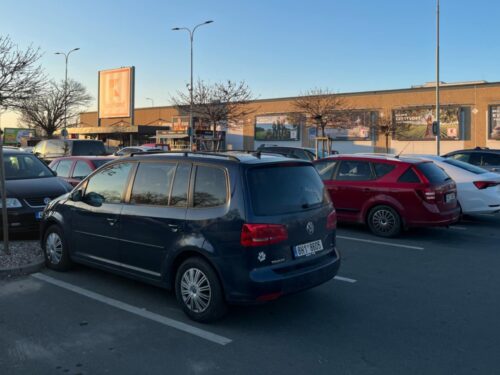 Závory na parkovišti u Kauflandu nebudou. Magistrát plán řetězce zastavil