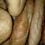 FOTO: Trus přímo na pečivu a koláčích. Inspekce uzavřela potraviny v Bezručově ulici