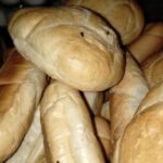 FOTO: Trus přímo na pečivu a koláčích. Inspekce uzavřela potraviny v Bezručově ulici