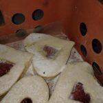 FOTO: Trus přímo na pečivu a koláčích. Inspekce uzavřela potraviny v Bezručově ulici