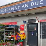 FOTO: Trus přímo na pečivu a koláčích. Inspekce uzavřela potraviny v Bezručově ulici