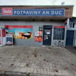 FOTO: Trus přímo na pečivu a koláčích. Inspekce uzavřela potraviny v Bezručově ulici