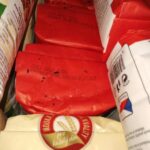 FOTO: Trus přímo na pečivu a koláčích. Inspekce uzavřela potraviny v Bezručově ulici