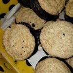 FOTO: Trus přímo na pečivu a koláčích. Inspekce uzavřela potraviny v Bezručově ulici