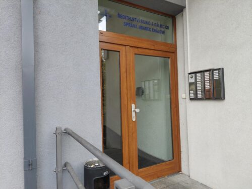 Deník N: Policie při zásahu mj. na ŘSD v Praze a Hradci zadržela 11 lidí