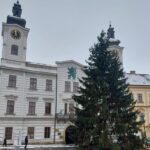 OBRAZEM: V centru Hradce už stojí oba vánoční stromy. Jak se vám líbí?