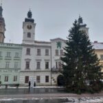 OBRAZEM: V centru Hradce už stojí oba vánoční stromy. Jak se vám líbí?