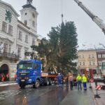 OBRAZEM: V centru Hradce už stojí oba vánoční stromy. Jak se vám líbí?