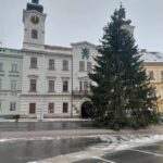OBRAZEM: V centru Hradce už stojí oba vánoční stromy. Jak se vám líbí?