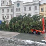 OBRAZEM: V centru Hradce už stojí oba vánoční stromy. Jak se vám líbí?