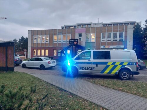 Požár v budově Média: Popálené jsou dvě děti, pro jedno letěl vrtulník