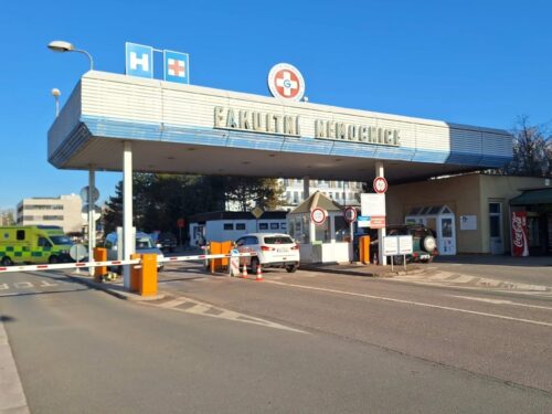 Fakultní nemocnice Hradec Králové omezila návštěvy kvůli chřipce