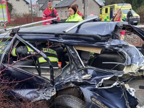 V Hradci Králové se srazilo auto s vlakem, nehoda omezila provoz na Pardubice