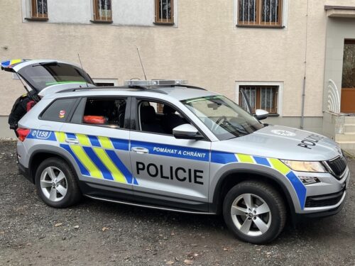 FOTO: Nový speciál velitelů policie: mobilní kancelář, beranidlo i zelená LED páska