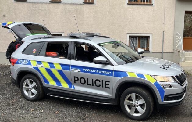 FOTO: Nový speciál velitelů policie: mobilní kancelář, beranidlo i zelená LED páska
