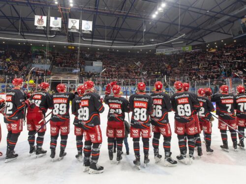 Pláněk s Jerglem podepsali v Hradci novou smlouvu, Perrett si odpyká trest za filmování