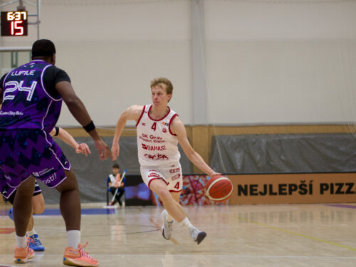 Zase o vlásek. Hradec čekání na výhru neukončil, se Slavií prohrál 90:93