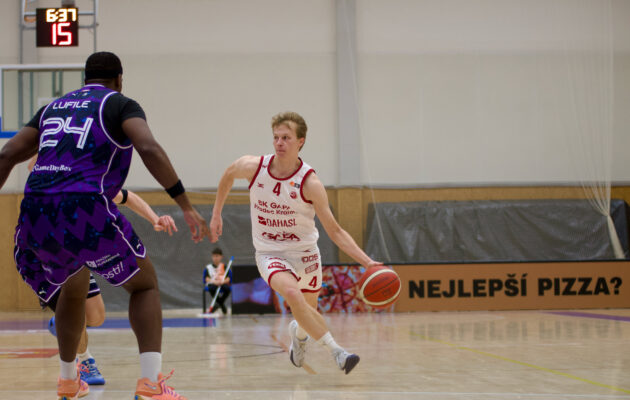 Zase o vlásek. Hradec čekání na výhru neukončil, se Slavií prohrál 90:93