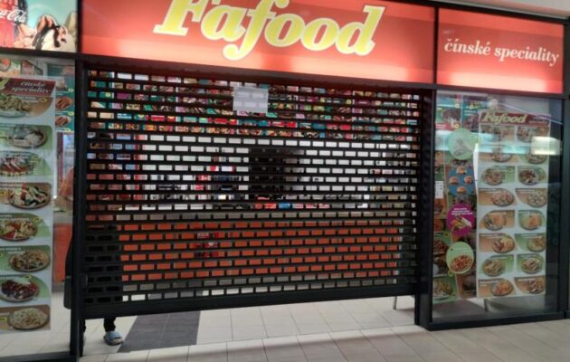 OBRAZEM: Švábi nejen za pultem. Inspekce uzavřela asijské občerstvení v Atriu