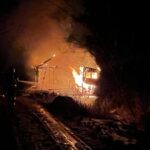 FOTO: V Osadě vycházejícího slunce v noci shořela chata, škoda je půl milionu