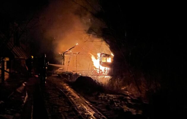 FOTO: V Osadě vycházejícího slunce v noci shořela chata, škoda je půl milionu