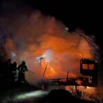 FOTO: V Osadě vycházejícího slunce v noci shořela chata, škoda je půl milionu