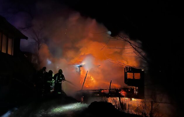 Noční požár chaty v Osadě vycházejícího slunce