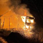 FOTO: V Osadě vycházejícího slunce v noci shořela chata, škoda je půl milionu