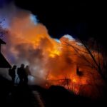 FOTO: V Osadě vycházejícího slunce v noci shořela chata, škoda je půl milionu