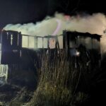 FOTO: V Osadě vycházejícího slunce v noci shořela chata, škoda je půl milionu