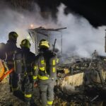 FOTO: V Osadě vycházejícího slunce v noci shořela chata, škoda je půl milionu