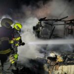 FOTO: V Osadě vycházejícího slunce v noci shořela chata, škoda je půl milionu