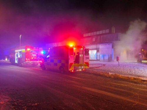 Opuštěná prodejna na Pláckách hořela. Hasiči z budovy zachránili člověka