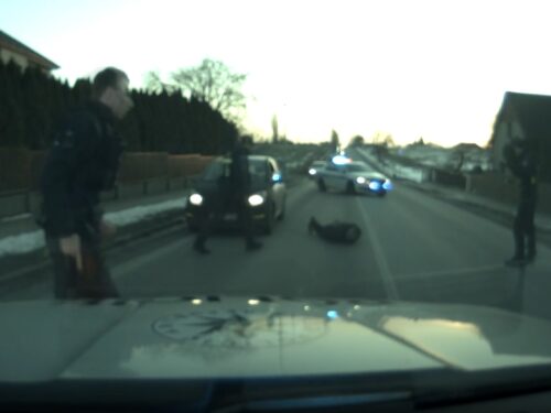 Agresivní řidič najel v Hradci na celníka, hrozí mu až šest let vězení