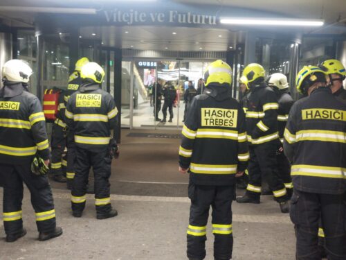 Útočník z Futura je podezřelý z pokusu o vraždu, v nemocnici si ho všimla jedna z obětí