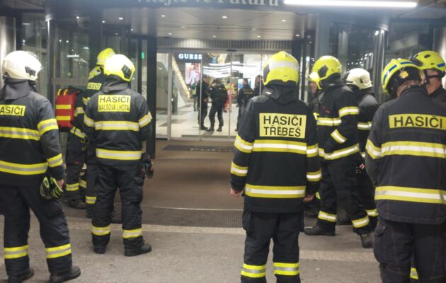 Policie navrhla obžalovat cizince z pokusu o vraždu v hradeckém OC Futurum
