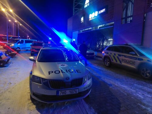 Krvavý útok ve Futuru. Policie útočníka zadržela, centrum muselo být evakuované