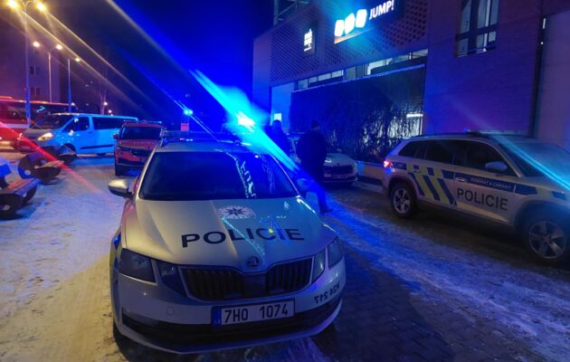 Útočník se sečnou zbraní zranil ve Futuru dva lidi, centrum je uzavřené