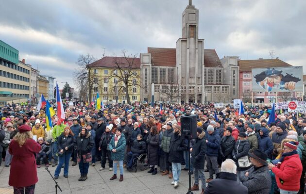 OBRAZEM: Další hradecká podpora prezidenta. Na náměstí 28. října dorazilo asi tisíc lidí