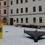 Na Malém náměstí leží maketa ruského dronu