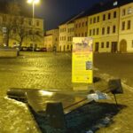 Na Malém náměstí leží maketa ruského dronu