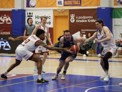 Hradec čeká baráž o NBL. Se Slavií ztratil slibně rozehraný zápas