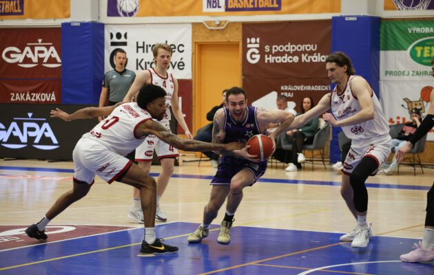 Hradec čeká baráž o NBL. Se Slavií ztratil slibně rozehraný zápas