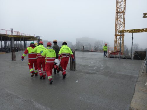 V areálu fakultní nemocnice se vážně zranil dělník. Z výšky ho snášeli hasiči