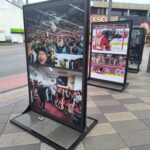 Na náměstí 28. října nově stojí výstava ke 100 letům hokeje Z rybníků do Ligy mistrů