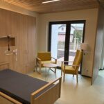Světlo, klid a soukromí. Nový hospic pro Hradecko ukazuje své interiéry