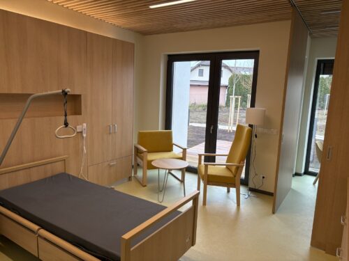 OBRAZEM: Světlo, klid a soukromí. Nový hospic pro Hradecko ukazuje své interiéry