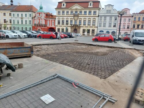 Archeologický průzkum, pak pobytová zóna. Na Velkém náměstí ubývá parkovacích míst