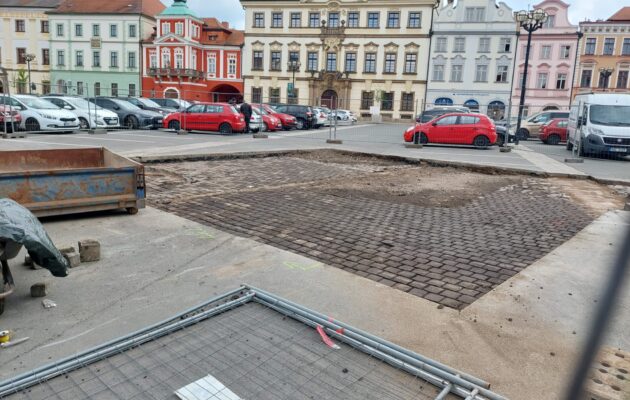 Archeologický průzkum, pak pobytová zóna. Na Velkém náměstí ubývá parkovacích míst