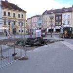 V místě budoucí kašny začal archeologický průzkum, ubylo několik parkovacích míst